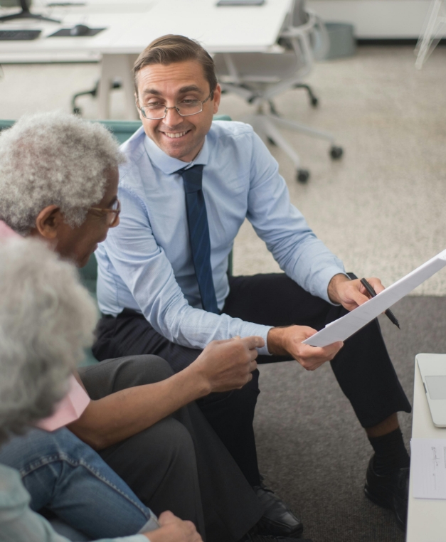 Asesoria contable- hombre con gafas asesorando personas en servicio de asesoria contable-Marinetto Asesores